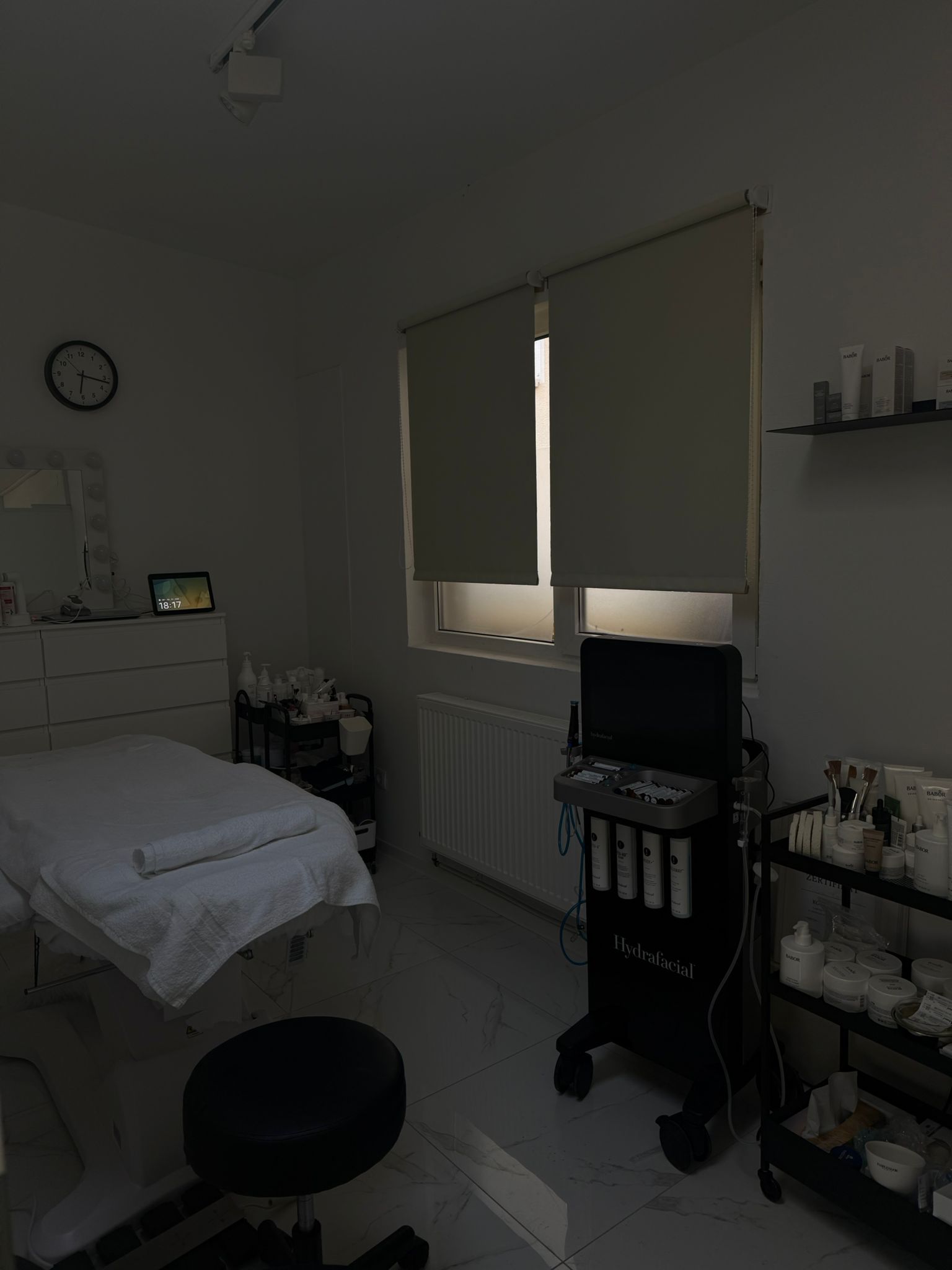 HydraFacial Behandlungsraum mit professioneller Ausstattung