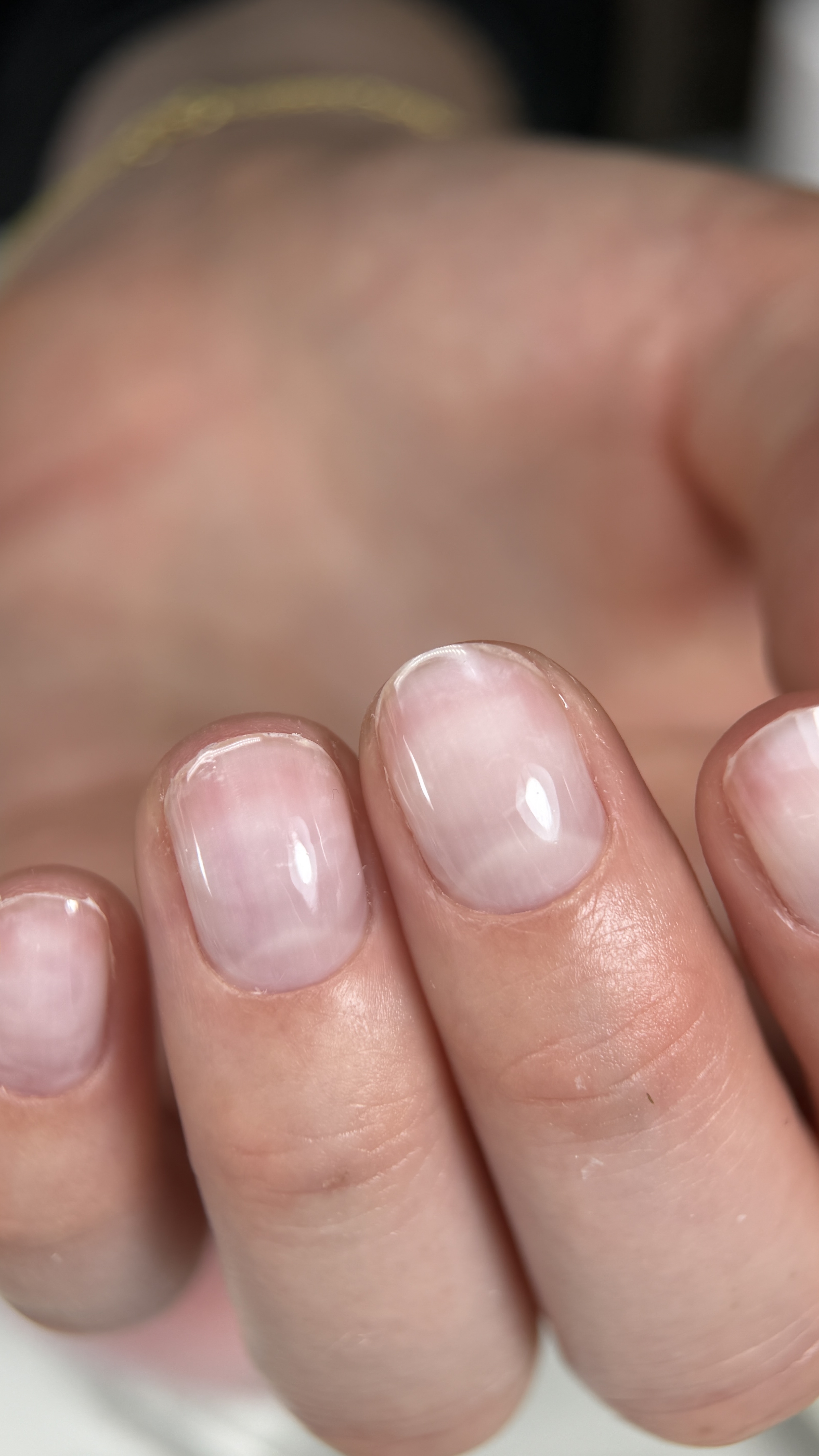 Naturnägel mit glänzender Vitalami Vitaminlaminierung – Nahaufnahme