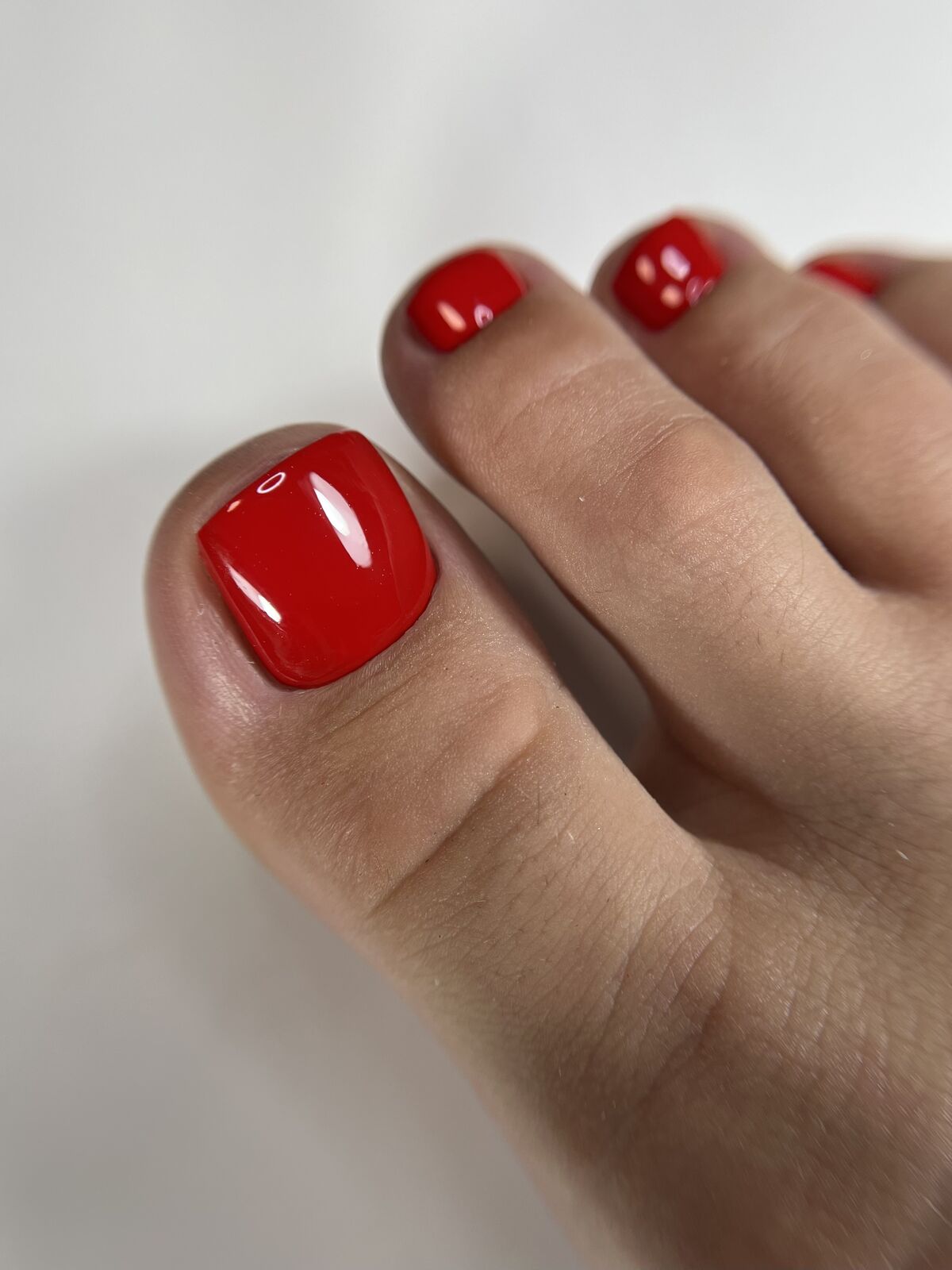 Professionelle Pediküre mit rotem Gel-Lack im PROFINAILS Studio Hannover