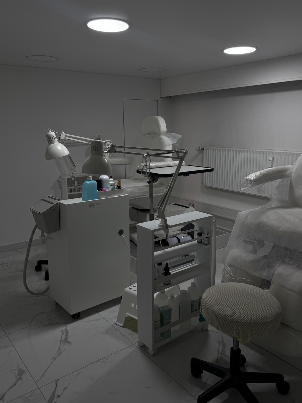 Professionell ausgestatteter Behandlungsraum im PROFINAILS Nagelstudio Hannover-Linden