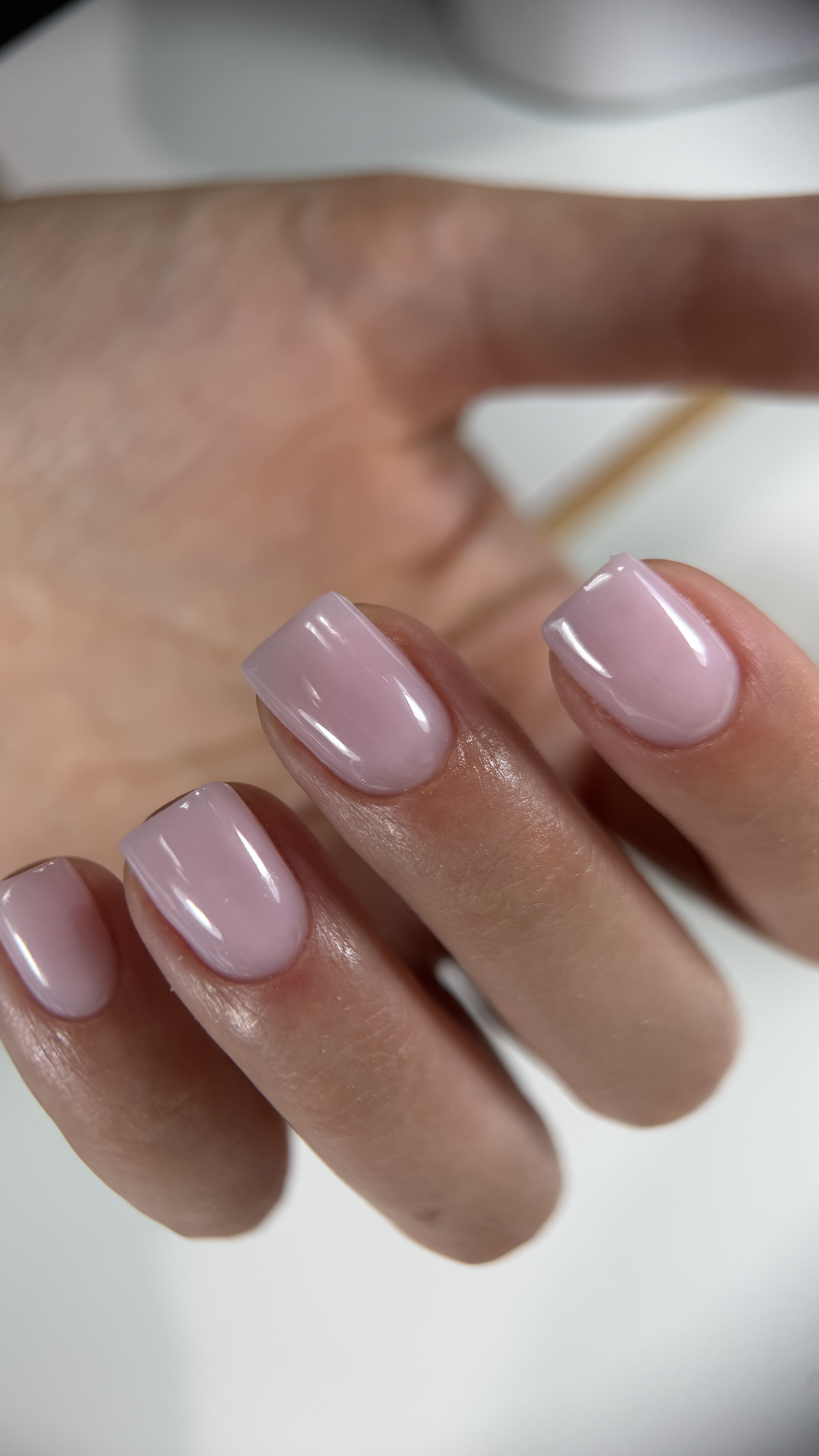 Ergebnis einer russischen Maniküre bei PROFINAILS Nagelstudio Hannover-Linden – makellose Nagelkontur und Gel-Beschichtung