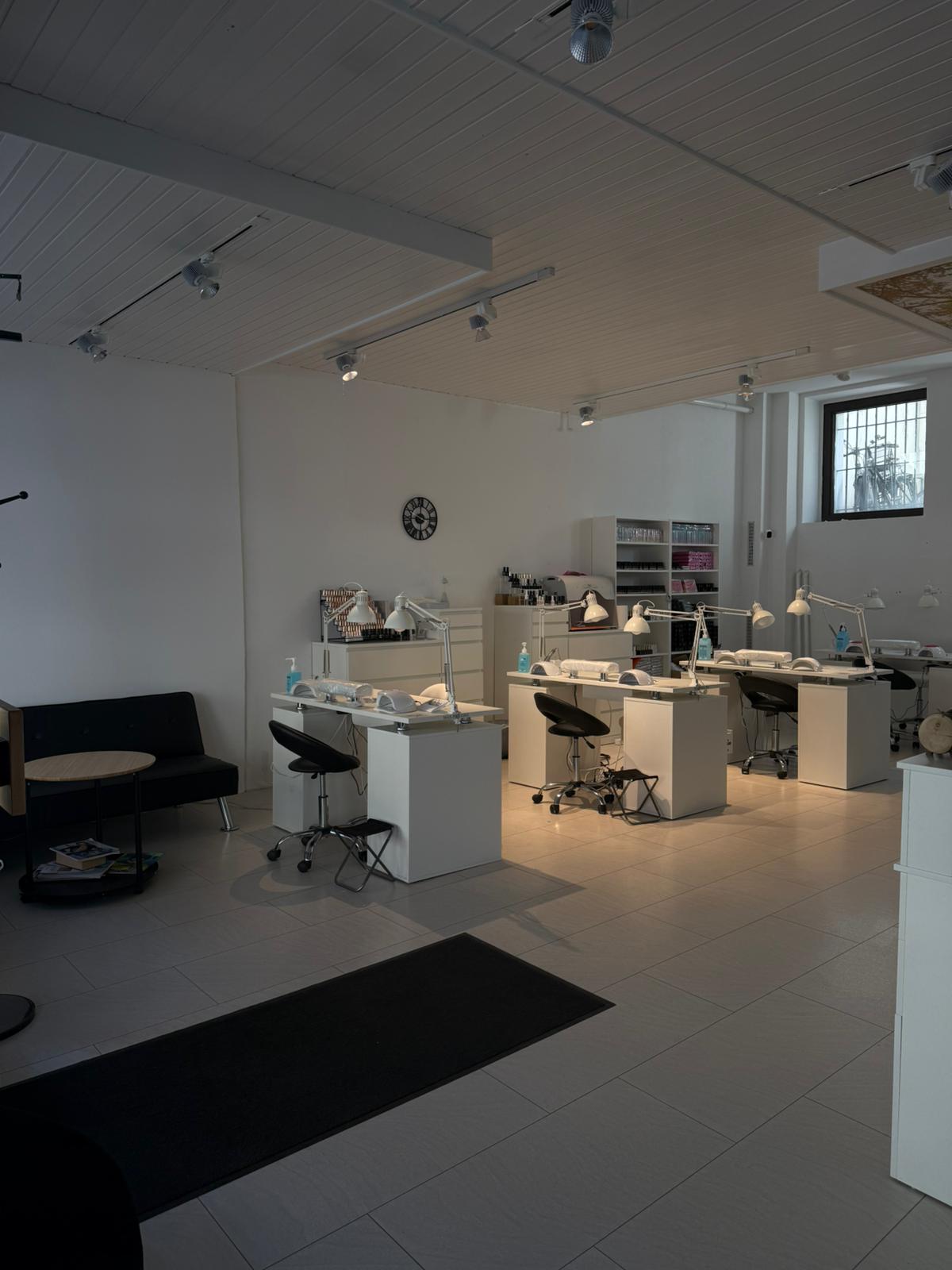 PROFINAILS Studio Hannover – Arbeitsplätze mit professioneller Ausstattung