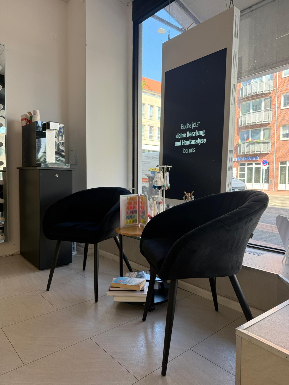 Empfangsbereich im PROFINAILS Studio mit Farbauswahl